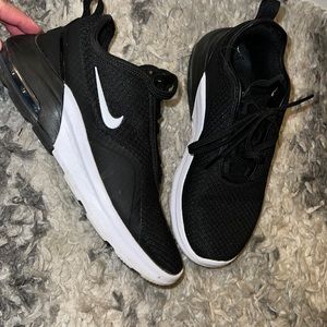 Women’s Nike Airmax Motion 2